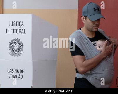 Rio De Janeiro, Brasilien. 2. Oktober 2022. Am 2. Oktober 2022 stimmt ein Mann in einem Wahllokal in Rio de Janeiro, Brasilien, ab. Quelle: Wang Tiancong/Xinhua/Alamy Live News Stockfoto