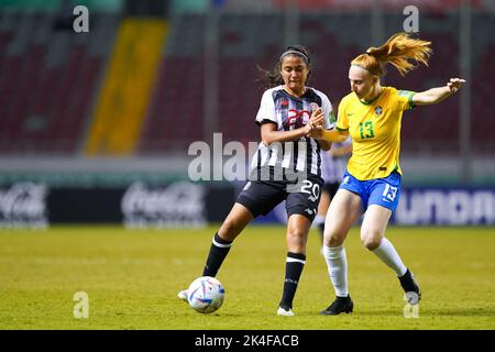 San Jose, Costa Rica. 16. August 2022. San Jose, Costa Rica, August 16. 2022: Angela Quiros (20 Costa Rica) und Pati Maldaner (13 Brasilien) kämpfen während des FIFA U20 Womens World Cup Costa Rica 2022 Fußballspiels zwischen Brasilien und Costa Rica im Estadio Nacional in San Jose, Costa Rica, um den Ball (Duell). (Daniela Porcelli/SPP) Quelle: SPP Sport Press Foto. /Alamy Live News Stockfoto