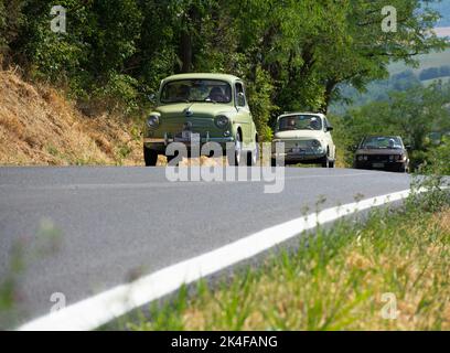 PESARO - ITALIEN - 02. - 2022. JULI : Oldtimer-Rallye fiat 600 in pesaro Stockfoto