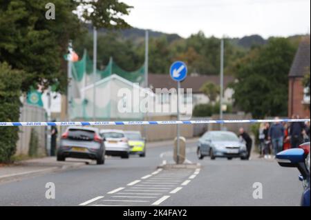 Kriminaltape der Polizei blockiert den Ort einer Schießerei im Clubhaus des Donegal Celtic Football Club im Westen von Belfast. Bilddatum: Sonntag, 2. Oktober 2022. Stockfoto