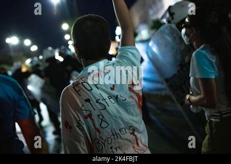 Anthens, Griechenland. 01. Oktober 2022. Während der Demonstration hebt eine Protesterin ihre Faust. Protest gegen die iranische Regierung und aus Solidarität mit den iranischen Frauen und Männern, die sich nach dem Tod der 22-jährigen Kurdin Mahsa Amini in einer Polizeistation in Teheran, Athen, Griechenland, im Iran erhoben haben. Kredit: SOPA Images Limited/Alamy Live Nachrichten Stockfoto