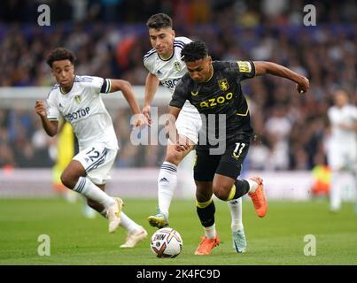 Ollie Watkins von Aston Villa (rechts) kommt beim Premier League-Spiel in der Elland Road, Leeds, an Marc Roca von Leeds United vorbei. Bilddatum: Sonntag, 2. Oktober 2022. Stockfoto