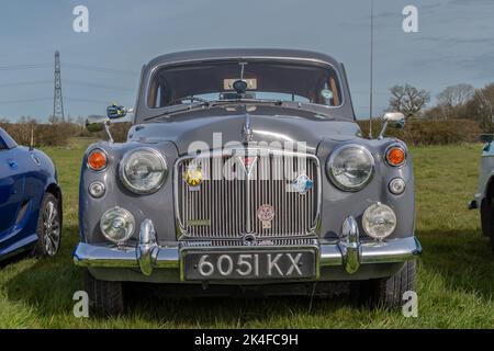 Vorderansicht eines grauen Rover P4 110 aus dem Jahr 1963, der auf Gras bei einem Treffen von Oldtimer-Clubs geparkt ist Stockfoto