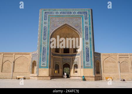 Blaue Fliesen am Torbogen der Kalan Moschee, Altstadt von Buchara Stockfoto