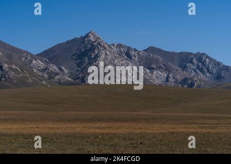 Dramatische Klippen in der Nähe des Song-Kul-Sees, Kirgisistan Stockfoto