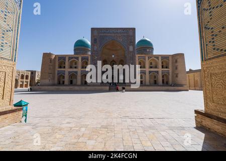 Zentrierte mir-i-Arab Madrasa und blau geflieste Kuppeln, Altstadt von Buchara Stockfoto