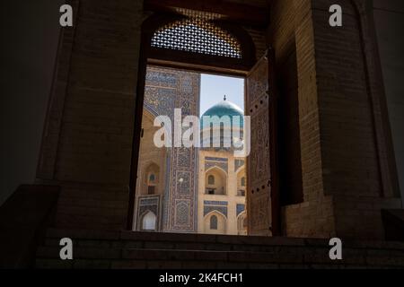 Gerahmte Ansicht von mir-i-Arab Madrasa, Altstadt von Buchara Stockfoto