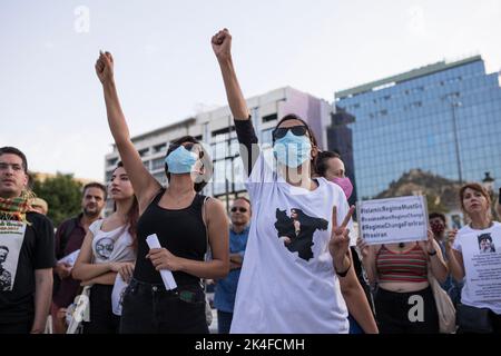 Anthens, Griechenland. 01. Oktober 2022. Während der Demonstration sahen die Demonstranten, wie sie ihre Fäuste hochrafften. Protest gegen die iranische Regierung und aus Solidarität mit den iranischen Frauen und Männern, die sich nach dem Tod der 22-jährigen Kurdin Mahsa Amini in einer Polizeistation in Teheran, Athen, Griechenland, im Iran erhoben haben. (Foto von Maria Makraki/SOPA Images/Sipa USA) Quelle: SIPA USA/Alamy Live News Stockfoto