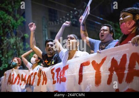 Anthens, Griechenland. 01. Oktober 2022. Demonstranten singen Slogans, während sie während der Demonstration ein Banner und Schilder halten. Protest gegen die iranische Regierung und aus Solidarität mit den iranischen Frauen und Männern, die sich nach dem Tod der 22-jährigen Kurdin Mahsa Amini in einer Polizeistation in Teheran, Athen, Griechenland, im Iran erhoben haben. (Foto von Maria Makraki/SOPA Images/Sipa USA) Quelle: SIPA USA/Alamy Live News Stockfoto