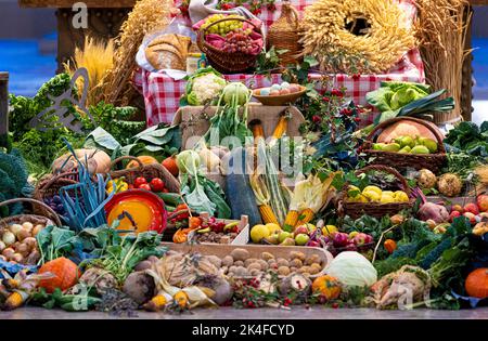 Hildesheim, Deutschland. 02. Oktober 2022. Ernteprodukte liegen beim Niedersächsischen Landeserntefest 8. in der Pfarrkirche Basilika St. Godehard vor dem Altar. Zum ersten Mal findet das staatliche Erntefest als ökumenisches Ereignis statt. Quelle: Moritz Frankenberg/dpa/Alamy Live News Stockfoto