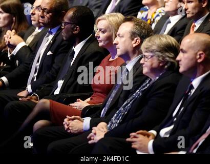 Von links nach rechts ) Kanzlerin des Herzogtums Lancaster Nadhim Zahawi, Außenminister James Cleverly, Schatzkanzler Kwasi Kwarteng, Premierministerin Lizz Truss und ihr Ehemann Hugh O'Leary, stellvertretende Premierministerin und Gesundheitsministerin Therese Coffey und Vorsitzender der konservativen Partei Jake Berry, Treffen während der Jahreskonferenz der Konservativen Partei im Internationalen Kongresszentrum in Birmingham. Bilddatum: Sonntag, 2. Oktober 2022. Stockfoto