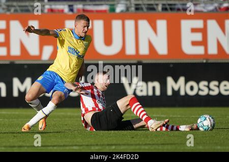 WAALWIJK - (lr) Dario van den Buijs von RKC Waalwijk, Tobias Lauritsen von Sparta Rotterdam während des niederländischen Eredivisie-Spiels zwischen RKC Waalwijk und Sparta Rotterdam am 2. Oktober 2022 im Mandemakers Stadium in Waalwijk, Niederlande. ANP ROY LAZET Stockfoto