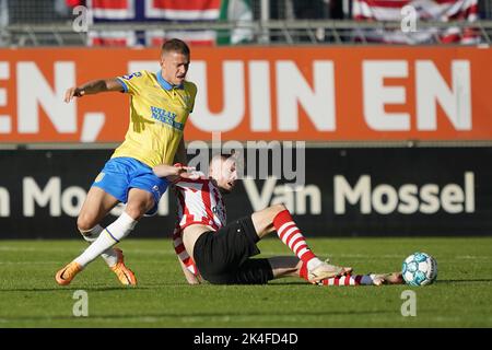 WAALWIJK - (lr) Dario van den Buijs von RKC Waalwijk, Tobias Lauritsen von Sparta Rotterdam während des niederländischen Eredivisie-Spiels zwischen RKC Waalwijk und Sparta Rotterdam am 2. Oktober 2022 im Mandemakers Stadium in Waalwijk, Niederlande. ANP ROY LAZET Stockfoto