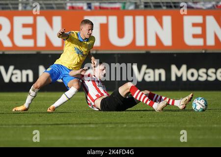 WAALWIJK - (lr) Dario van den Buijs von RKC Waalwijk, Tobias Lauritsen von Sparta Rotterdam während des niederländischen Eredivisie-Spiels zwischen RKC Waalwijk und Sparta Rotterdam am 2. Oktober 2022 im Mandemakers Stadium in Waalwijk, Niederlande. ANP ROY LAZET Stockfoto