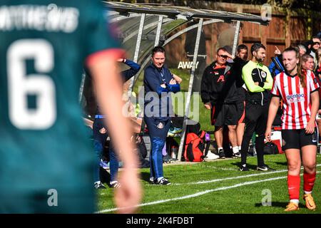 Die Chefcoach der Sunderland Women, die Trainerin der Frauen, Melie Reay, schaut beim Conti Cup-Spiel ihrer Seite gegen die Liverpool Women auf. Stockfoto