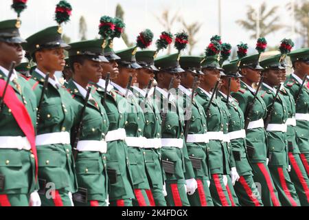 Abuja, Nigeria. Oktober 1. 2022. Nigrische Soldaten treten während des 62.. Jahrestages des nigrischen Unabhängigkeitstages auf. Stockfoto