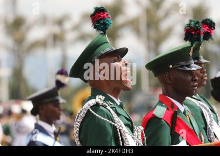 Abuja, Nigeria. Oktober 1. 2022. Nigrische Soldaten treten während des 62.. Jahrestages des nigrischen Unabhängigkeitstages auf. Stockfoto