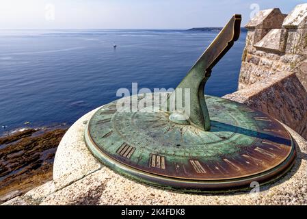 Alte Sonnenuhr auf den Burgmauern des St. Michael's Mount gegen das Meer. Marazion - Cornwall, England, Vereinigtes Königreich. 14. vom August 2022 Stockfoto