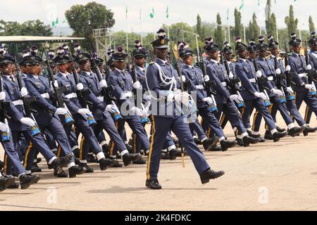 Abuja, Nigeria. Oktober 1. 2022. Die nigrische Luftwaffe marschieren während des 62.-jährigen Jubiläums zum nigrischen Unabhängigkeitstag. Stockfoto