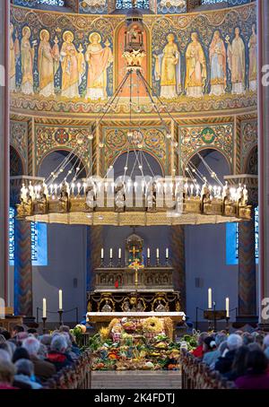 Hildesheim, Deutschland. 02. Oktober 2022. Ernteprodukte liegen beim Niedersächsischen Landeserntefest 8. in der Pfarrkirche Basilika St. Godehard vor dem Altar. Zum ersten Mal findet das staatliche Erntefest als ökumenisches Ereignis statt. Quelle: Moritz Frankenberg/dpa/Alamy Live News Stockfoto