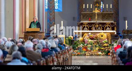 Hildesheim, Deutschland. 02. Oktober 2022. Barbara Otte-Kinast (CDU), Ministerin für Ernährung, Landwirtschaft und Verbraucherschutz in Niedersachsen, spricht beim Niedersächsischen Landeserntefest 8. in der Pfarrkirche Basilika St. Godehard. Zum ersten Mal wird das State Harvest Festival als ökumenisches Ereignis stattfinden. Quelle: Moritz Frankenberg/dpa/Alamy Live News Stockfoto