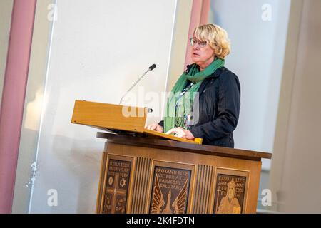 Hildesheim, Deutschland. 02. Oktober 2022. Barbara Otte-Kinast (CDU), Ministerin für Ernährung, Landwirtschaft und Verbraucherschutz in Niedersachsen, spricht beim Niedersächsischen Landeserntefest 8. in der Pfarrkirche Basilika St. Godehard. Zum ersten Mal wird das State Harvest Festival als ökumenisches Ereignis stattfinden. Quelle: Moritz Frankenberg/dpa/Alamy Live News Stockfoto