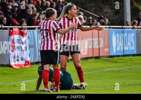 Louise Griffiths (rechts) und Abbey Joice von Sunderland Women protestieren gegen den Schiedsrichter, nachdem Liverpool Women im Conti Cup einen Freistoß gegeben hat. Stockfoto