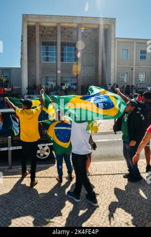 Lissabon, Portugal. 02. Oktober 2022. Brasilianer stehen Schlange, um für den brasilianischen Präsidenten an der Juristischen Universität von Lissabon zu stimmen. Viele Unterstützer von Jair Bolsonaro und Luiz Inacio Lula da Silva demonstrieren ihre Unterstützung Kredit: Alexandre Rotenberg/Alamy Live News Stockfoto