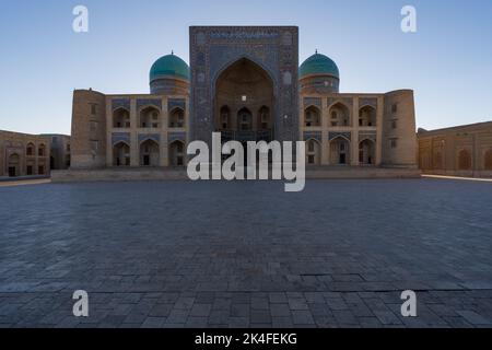 Buchara Hauptplatz, mir-i-Arab Madrasa blauen Fliesen Fokus Stockfoto