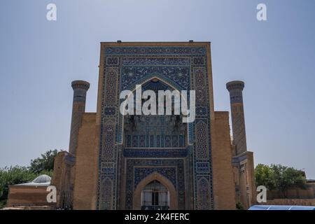 Filigrane blaue Fliesen des Gur Emir Mausoleums an hellem Tag in Samarkand Stockfoto