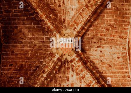 Burgdecke aus Ziegelsteinen und Kacheln Stockfoto