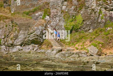 Steile Stufen führen zu den Klippen am Plage de Surtainville auf der Halbinsel Cherbourg, der Normandie, Frankreich, Europa Stockfoto