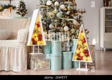 Weihnachten Gemütliches Wohnzimmer Interieur mit Holz Weihnachtsbaum. Stockfoto