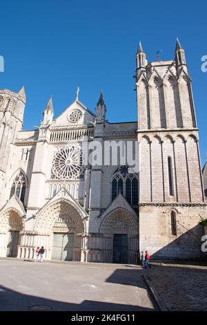 Die Westfront der Kathedrale von Poitiers Stockfoto