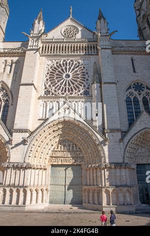 Detail der Westfront der Kathedrale von Poitiers Stockfoto