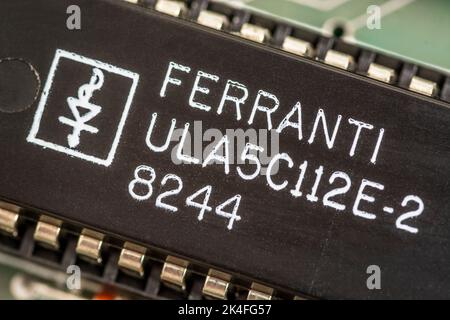 40-poliger Ferranti ULA [Uncommitted Logic Array] auf der Hauptplatine eines 1982 16k Sinclair ZX Spectrum Computers. Für integrierte Schaltungen, Elektronik. Stockfoto