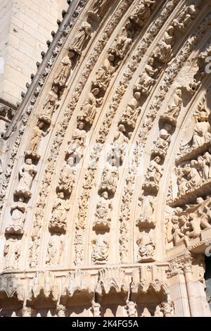 Detail der Steinschnitzerei des zentralen Portalbogens, Kathedrale von Poitiers Stockfoto