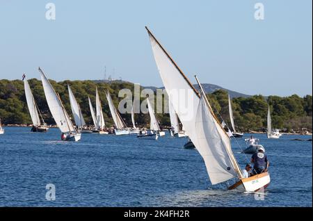 In Murter, Kroatien, wurde im Rahmen der 25. Tage des Latin Idro Events die Latin Idro Regatta 25. abgehalten, an der mehr als 70 traditionelle Boote am 02 teilnahmen. Oktober 2022. Foto: Dusko Jaramaz/PIXSELL Stockfoto