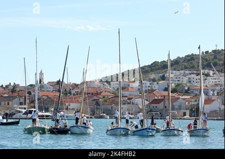 In Murter, Kroatien, wurde im Rahmen der 25. Tage des Latin Idro Events die Latin Idro Regatta 25. abgehalten, an der mehr als 70 traditionelle Boote am 02 teilnahmen. Oktober 2022. Foto: Dusko Jaramaz/PIXSELL Stockfoto