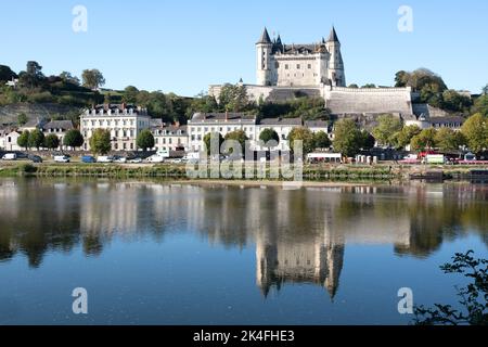 Saumur Chateau von L'Île d'Offard aus gesehen Stockfoto