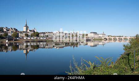 Saumur von L'Île d'Offard aus gesehen Stockfoto