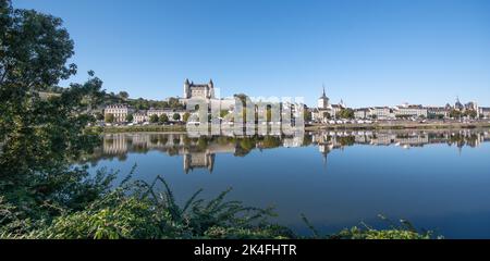 Saumur von L'Île d'Offard aus gesehen Stockfoto