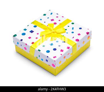 Kleine Quadratische Gelbe Geschenkschachtel Ausgeschnitten. Stockfoto