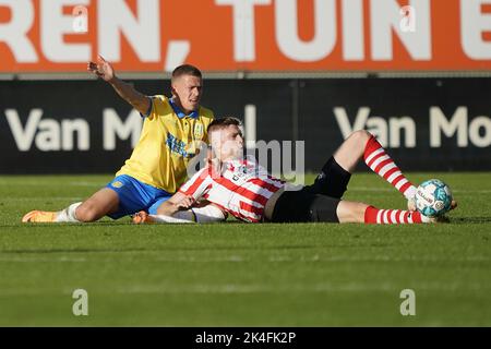 WAALWIJK - (lr) Dario van den Buijs von RKC Waalwijk, Tobias Lauritsen von Sparta Rotterdam während des niederländischen Eredivisie-Spiels zwischen RKC Waalwijk und Sparta Rotterdam am 2. Oktober 2022 im Mandemakers Stadium in Waalwijk, Niederlande. ANP ROY LAZET Stockfoto