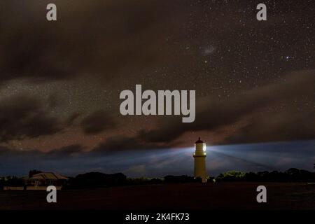 Der Cape Schanck Leuchtturm in einer sternenklaren Nacht. Stockfoto