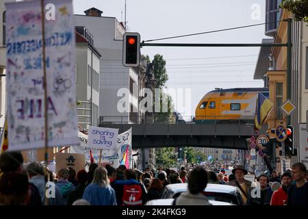 Berlin, Deutschland, 23.09.2022, Demonstranten vor dem vorbeifahrenden Zug Stockfoto