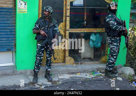 Die indischen Regierungskräfte stehen in der Nähe des Angriffspaketes alarmiert, nachdem mutmaßliche Rebellen während eines Naka in Pulwama auf ein gemeinsames Team von Polizei und CRPF (Central Reserve Police Force) gefeuert hatten. Indische Beamte sagten, dass ein Polizist getötet wurde, während ein Personal der CRPF (Central Reserve Police Force) bei einem mutmaßlichen Rebellenangriff auf das Dorf Pinglena im Bezirk Pulwama, südlich der Hauptstadt der umstrittenen Region Srinagar, verletzt wurde. 'NAKA' bedeutet: Eine Barriere, die von der Polizei eingerichtet wurde, um den Verkehr auf einer Straße oder Straße zu stoppen, um einen Flüchtling zu fangen oder den Verkehr usw. zu inspizieren Stockfoto