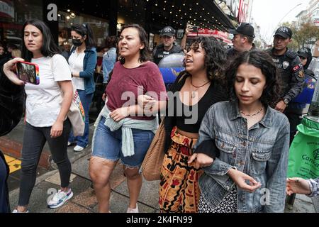 Ankara, Türkei. 02. Oktober 2022. Demonstranten marschieren, während sie Parolen singen, während die Polizei sie während der Demonstration genau verfolgt. Im Iran wurde Mahsa Amini getötet, nachdem er von der Moralpolizei in Teheran festgenommen worden war, weil er angeblich die Kopftuchregeln verletzt hatte. In Ankara versuchen Frauenorganisationen, einen Protest über die Situation zu organisieren, aber die Polizei greift in den Protest ein, weil die Erlaubnis nicht erteilt wurde und einige verhaftet werden. (Foto von Tunahan Turhan/SOPA Images/Sipa USA) Quelle: SIPA USA/Alamy Live News Stockfoto