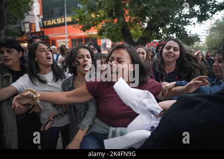 Ankara, Türkei. 02. Oktober 2022. Ein Protestler singt Slogans, während die Polizei sie während der Demonstration festhält. Im Iran wurde Mahsa Amini getötet, nachdem er von der Moralpolizei in Teheran festgenommen worden war, weil er angeblich die Kopftuchregeln verletzt hatte. In Ankara versuchen Frauenorganisationen, einen Protest über die Situation zu organisieren, aber die Polizei greift in den Protest ein, weil die Erlaubnis nicht erteilt wurde und einige verhaftet werden. (Foto von Tunahan Turhan/SOPA Images/Sipa USA) Quelle: SIPA USA/Alamy Live News Stockfoto