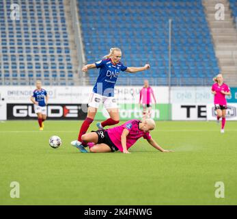 Oslo, Norwegen. 02. Oktober 2022. Oslo, Norwegen, 2. 2022. Oktober: Karina Saevik (21 Valerenga) Kampf um den Ball während des Playoff-Spiels in Toppserien zwischen Valerenga und Rosenborg in der Intility Arena in Oslo, Norwegen (Ane Frosaker/SPP) Quelle: SPP Sport Pressefoto. /Alamy Live News Stockfoto
